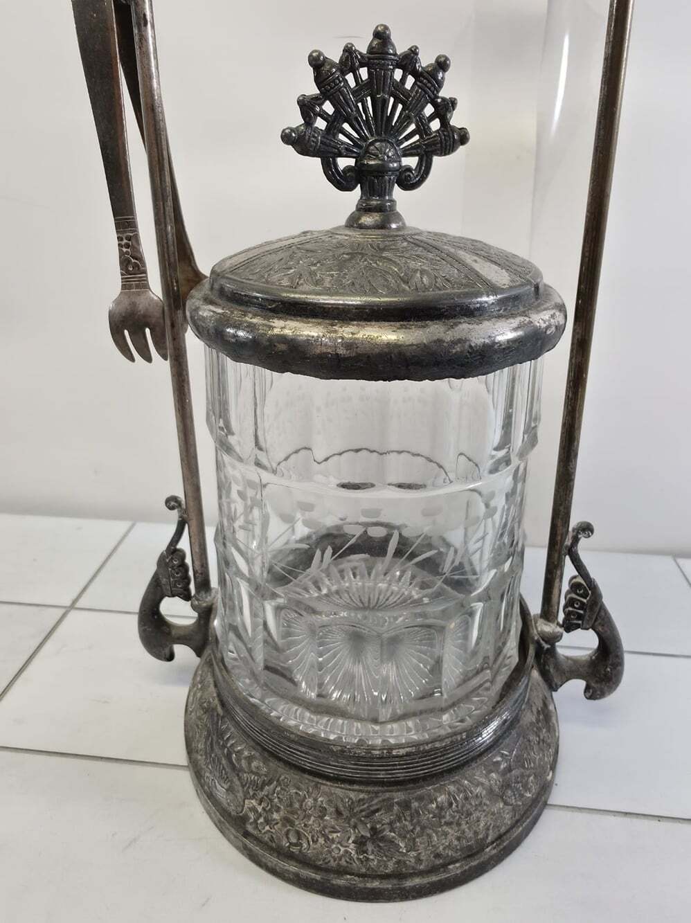 Meriden B. Co Silverplate Victorian Floral Pickle Castor Jar & Original Tongs - Picture 2 of 8